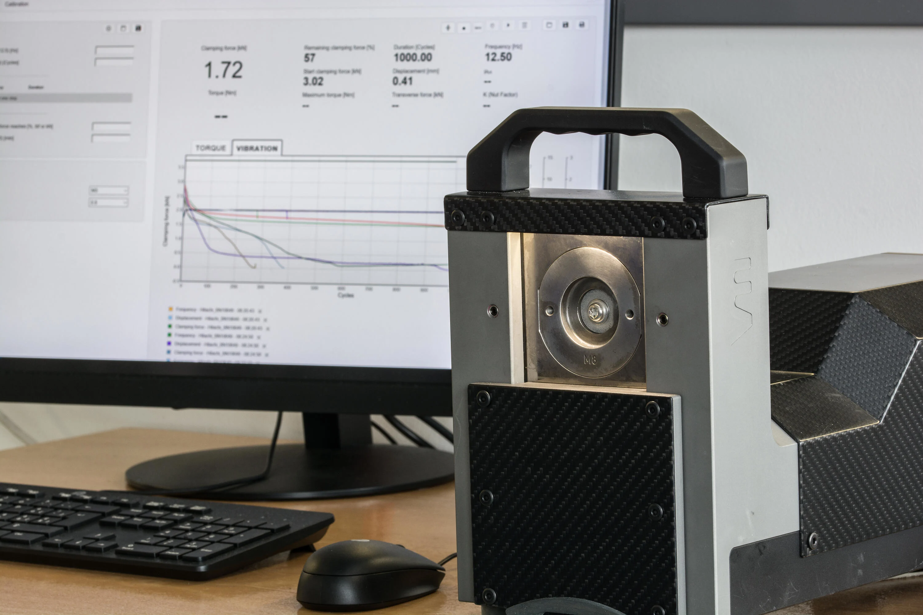 Junker振动测试设备,配有测试机和结果屏幕。