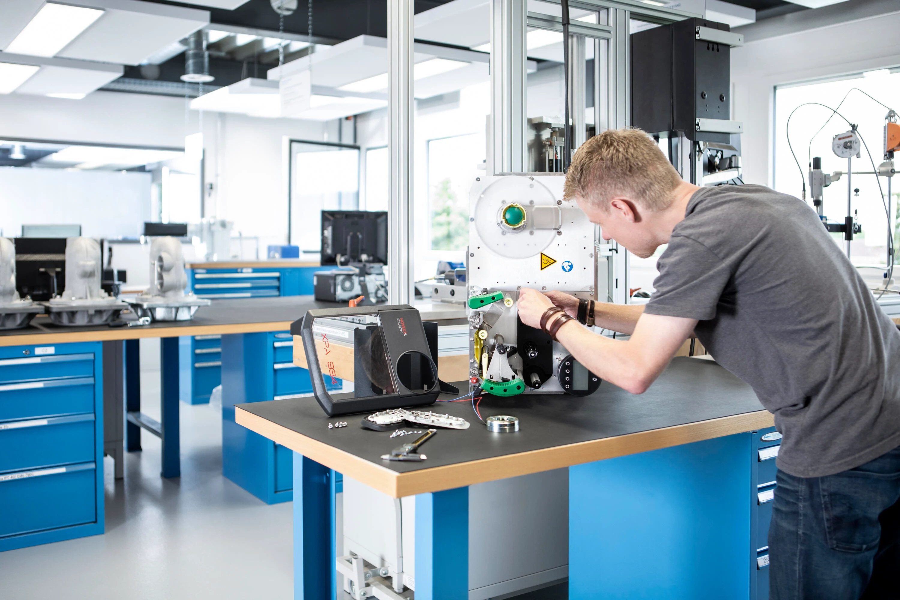 工程师在技术实验室拆解应用程序以分析紧固件和接头。仅用于Expert Teardown的关键视觉。