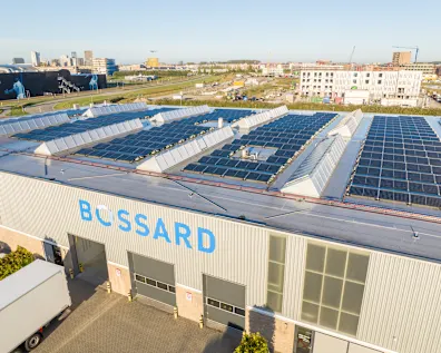 俯瞰荷兰Bossard业务单元,展示了带有太阳能板的建筑及周围的户外区域。