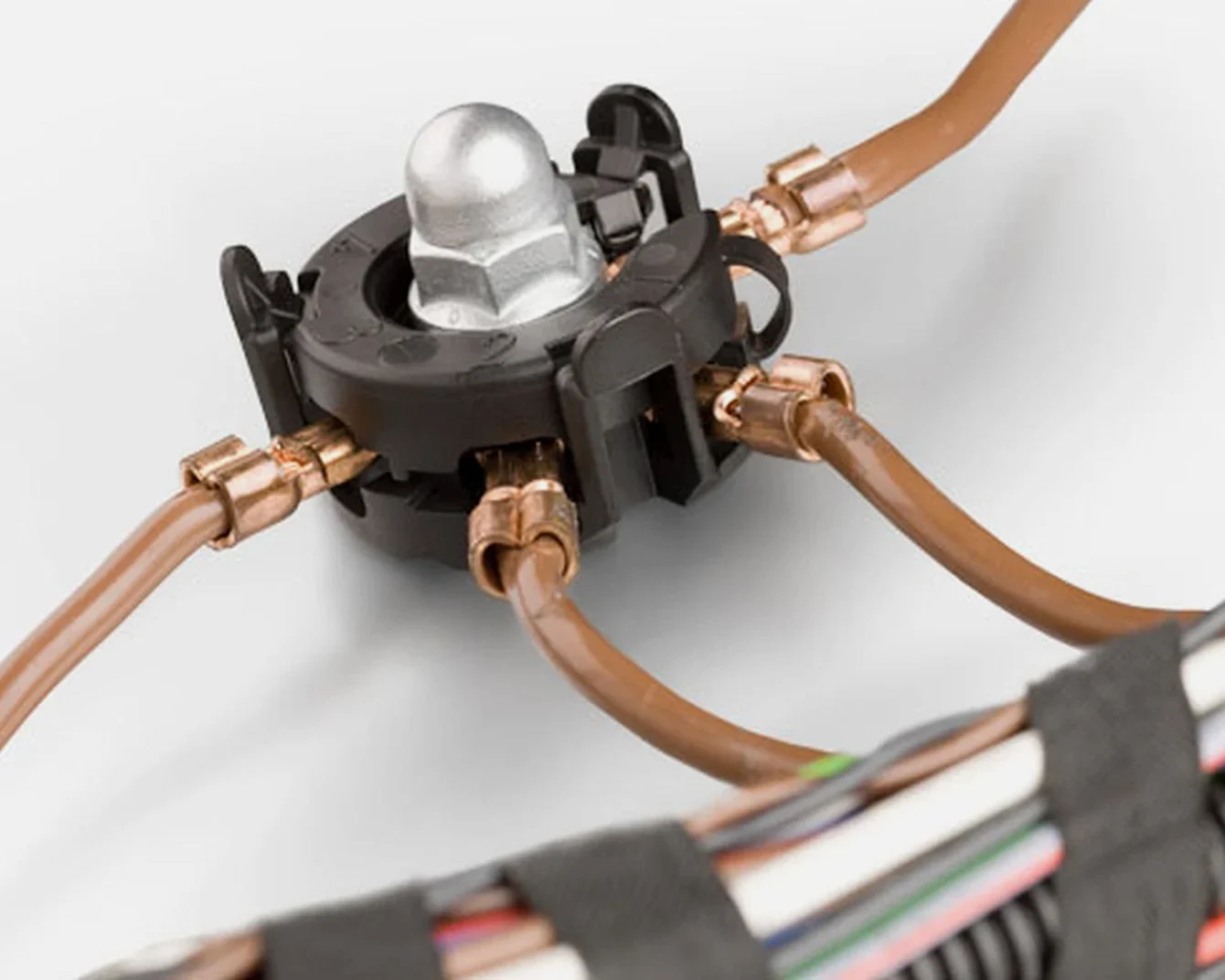 电缆连接点的螺柱焊紧固件特写镜头