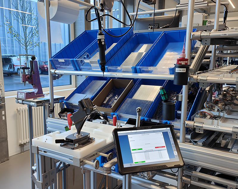 Smart Factory Assembly mounting system - Tablet with digital assembly instructions and intelligent screwdriver