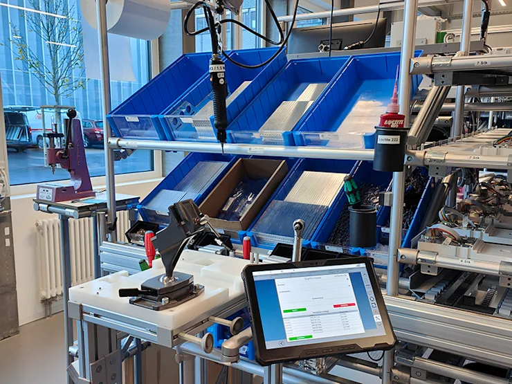 Smart Factory Assembly mounting system - Tablet with digital assembly instructions and intelligent screwdriver