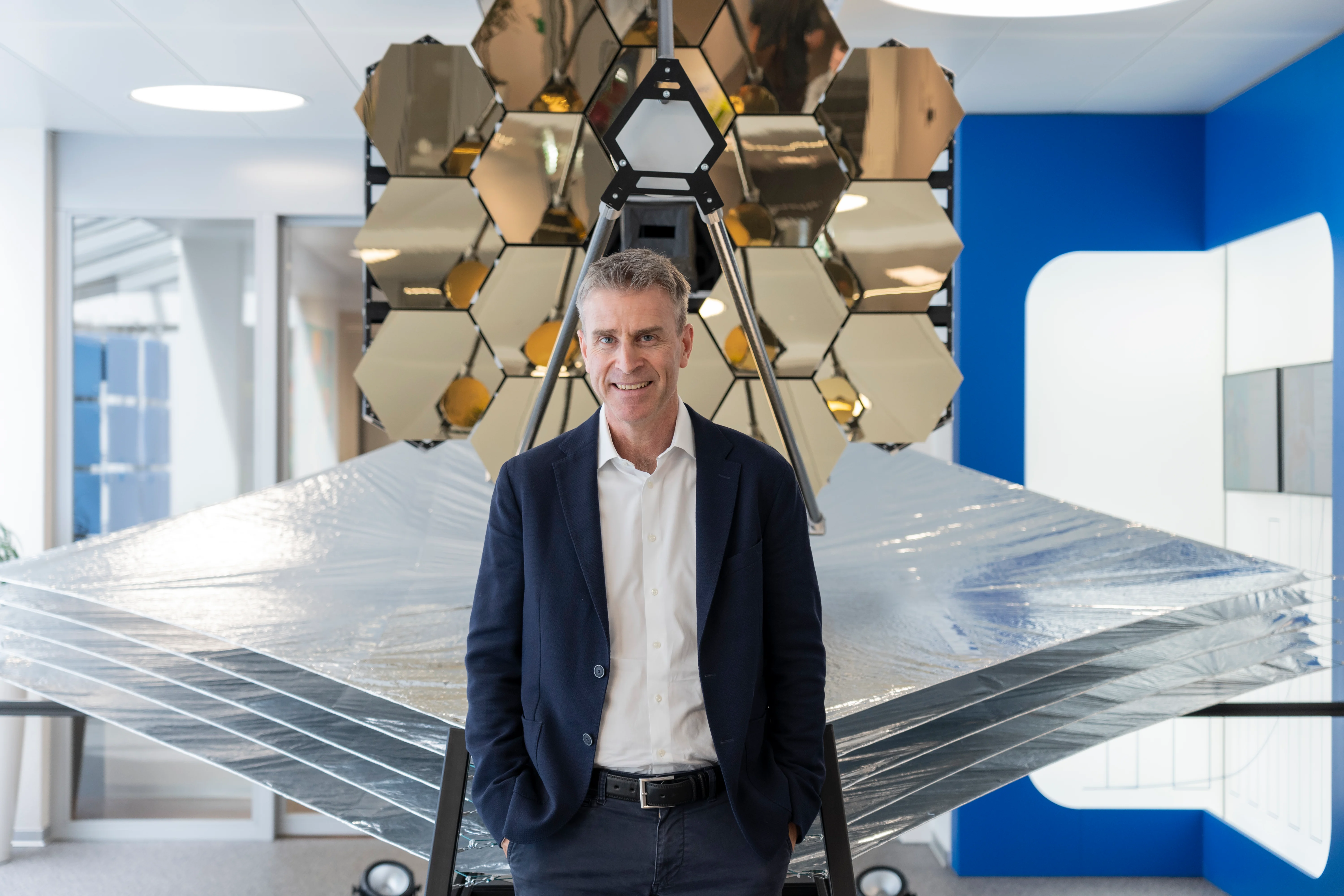 JWST 1:4比例模型在Bossard Zug展出,Daniel Bossard参与展示。