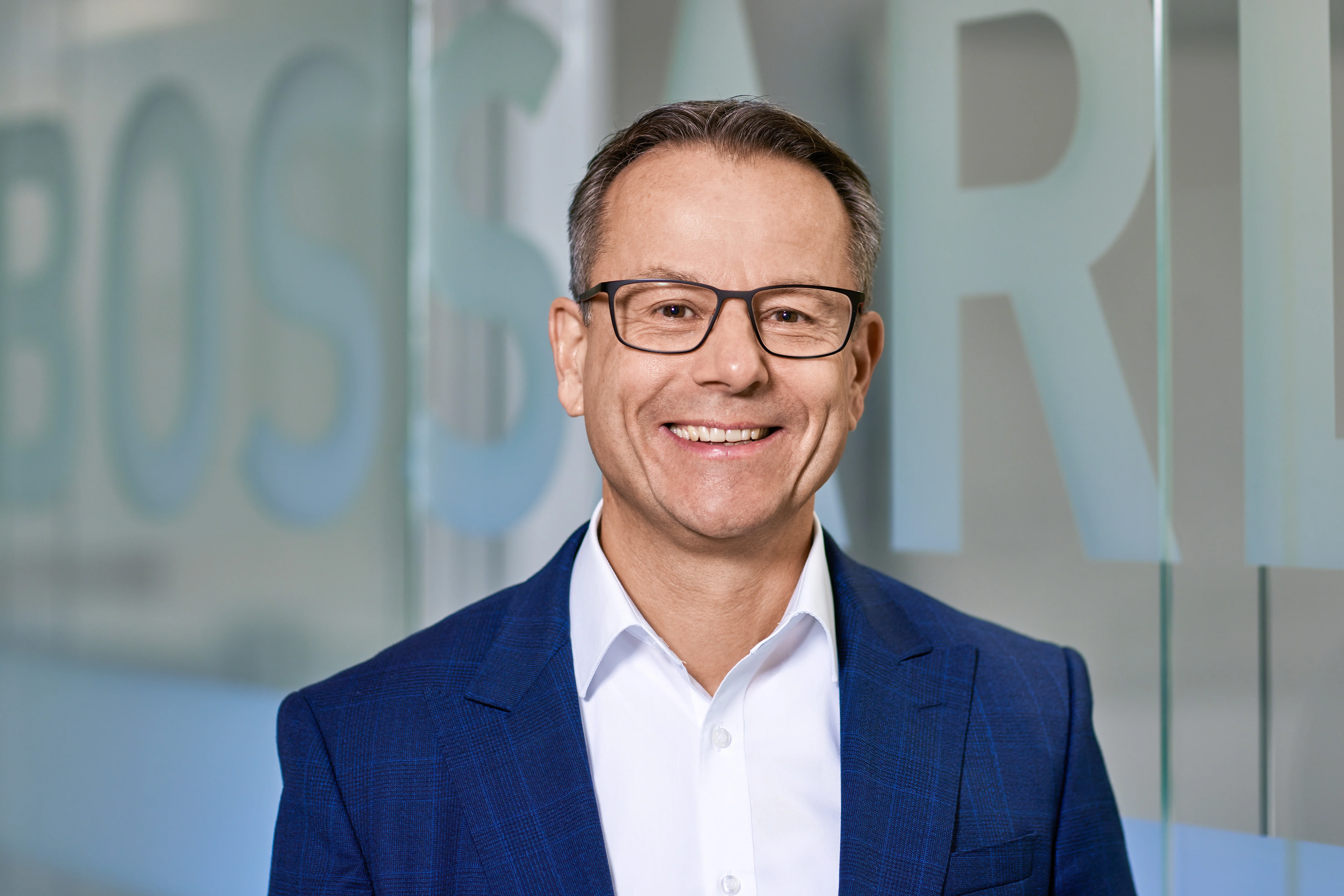 Photo of Stephan Zehnder with the Bossard logo in the background.