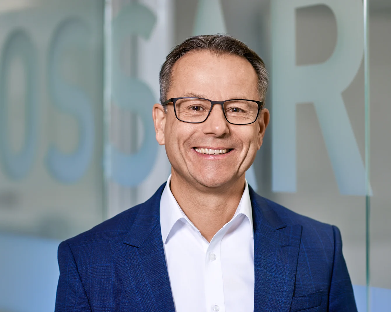 Photo of Stephan Zehnder with the Bossard logo in the background.