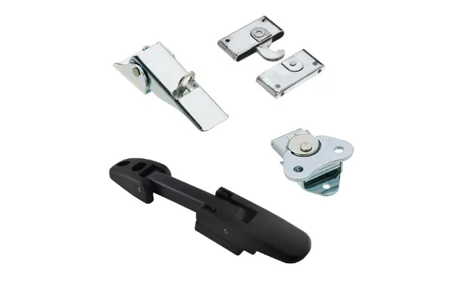 不同类型的Southco拉扣在白色背景上,包括一个黑色塑料拉扣和金属拉扣。