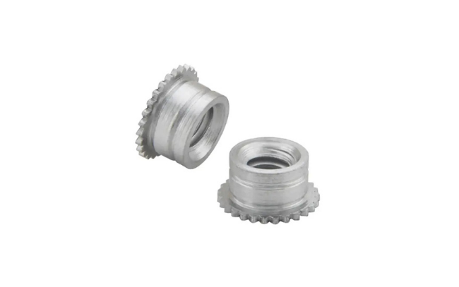白色背景上的两枚 MSO4™ 型 microPEM® 自锁压铆间隔柱（Self‑Clinching Standoffs），适用于空间受限应用中的安装与间距支撑。