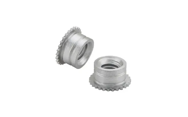 白色背景上的两枚 MSO4™ 型 microPEM® 自锁压铆间隔柱（Self‑Clinching Standoffs），适用于空间受限应用中的安装与间距支撑。