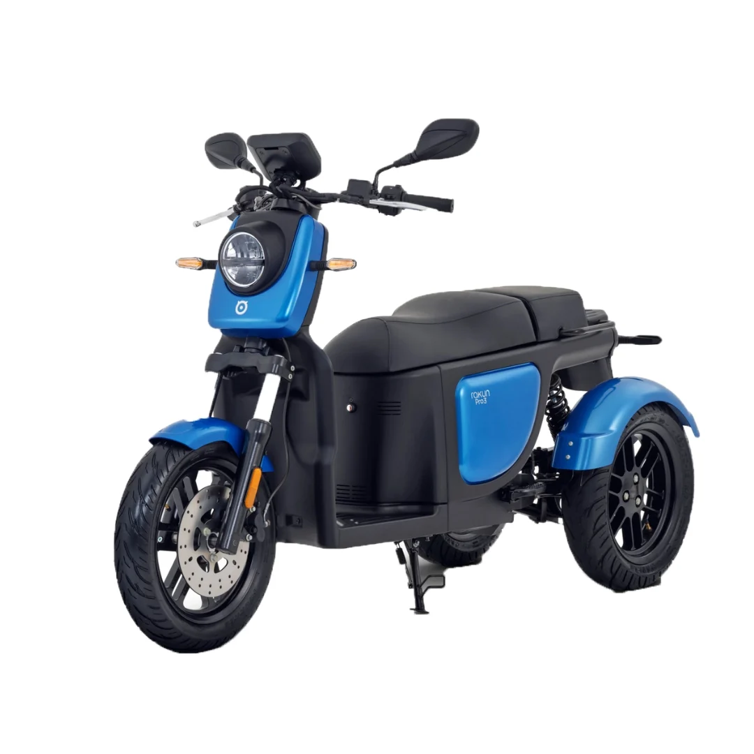 蓝色和黑色电动滑板车,配有圆形前灯、两个后视镜和一个支架,从前左角度观看。