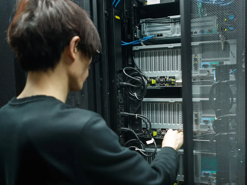 一名工程师正在操作高性能数据中心计算设备