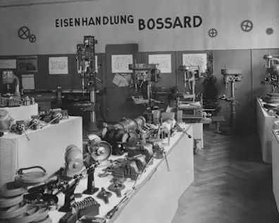 一张1930年代Bossard五金店的黑白老照片,店内摆满了各种工具和设备。