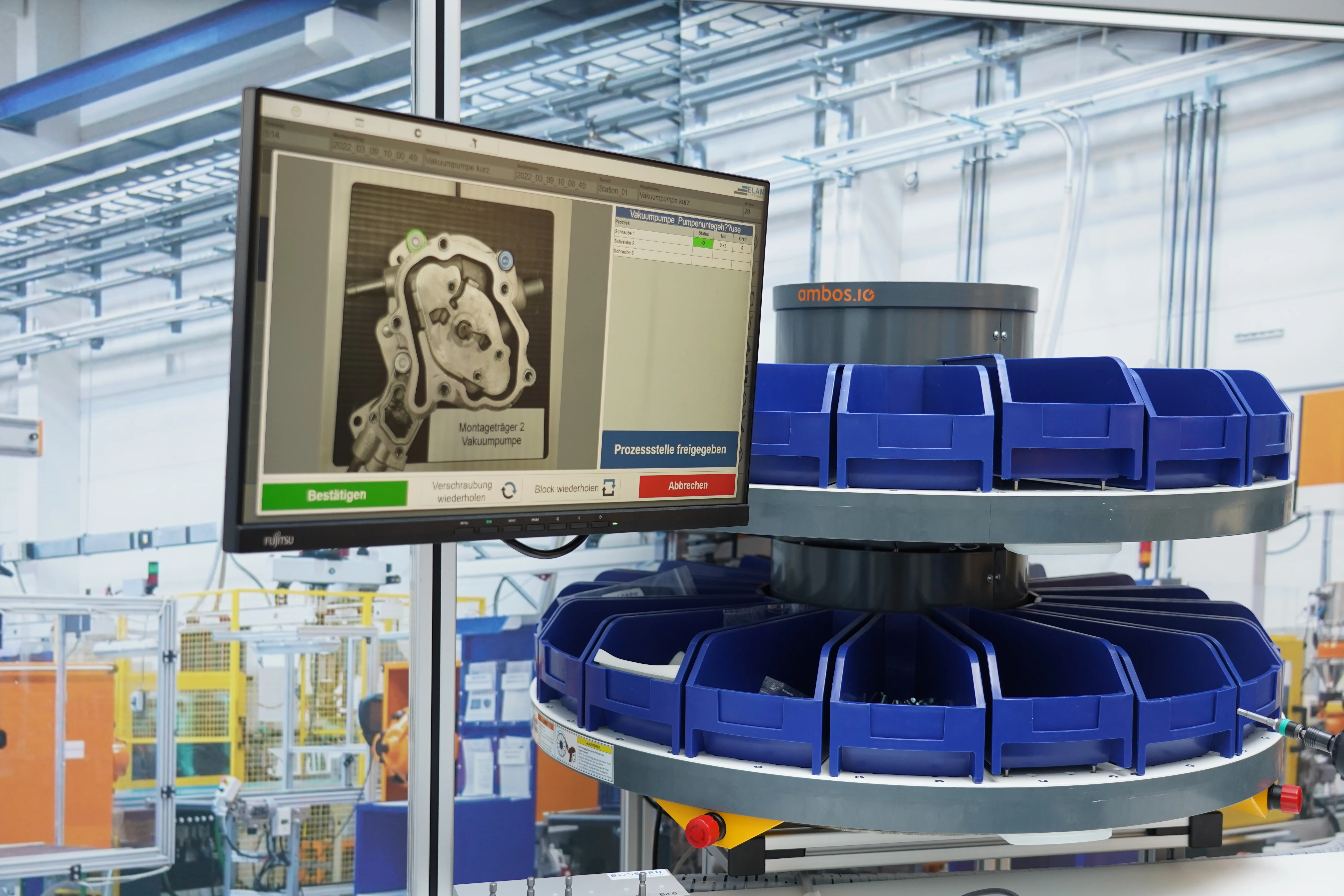 固定显示屏配有数字化工作指令和ELAM解决方案，旁边有一个智能箱塔。