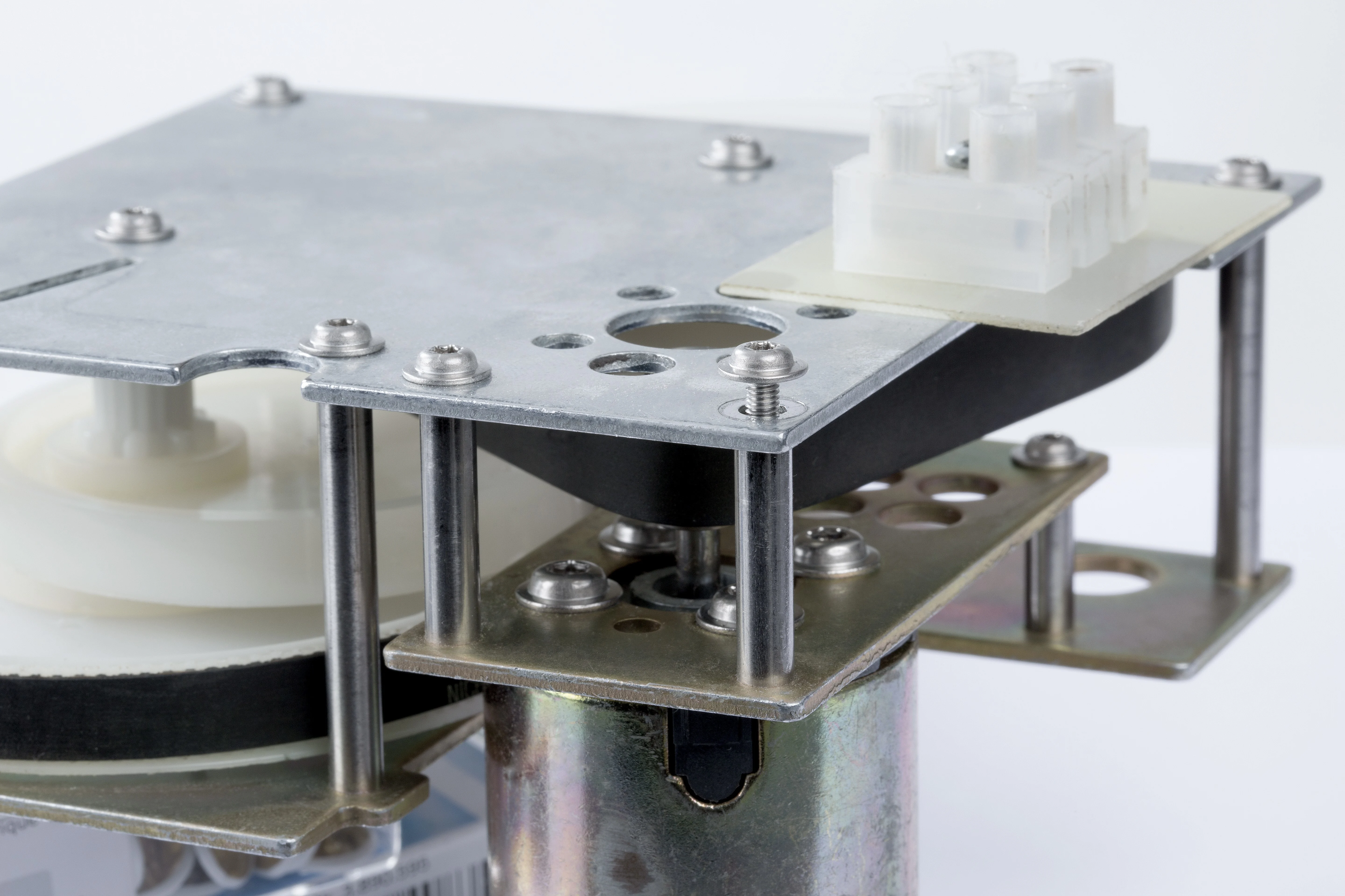 Application example of a Bossard ecosyn fix screw with integrated spring washer