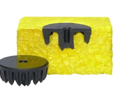 MultiMaterial-Welding LiteWWeight zEPP 紧固件位于黄色泡沫塑料中已安装紧固件的切口前。