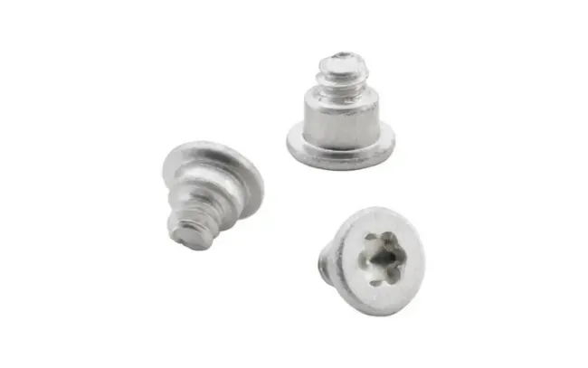 白色背景上的三枚 TS4™ 型 microPEM® TackScrew™ 微型紧固件，适用于板材与板材之间的固定连接（sheet‑to‑sheet fastening）。