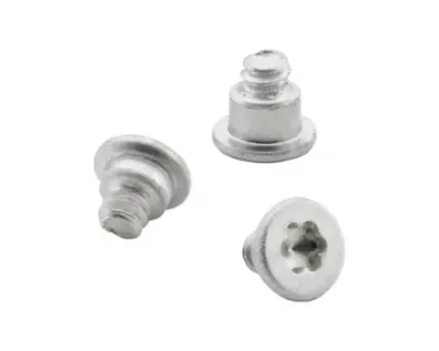 白色背景上的三枚 TS4™ 型 microPEM® TackScrew™ 微型紧固件,适用于板材与板材之间的固定连接(sheet‑to‑sheet fastening)。