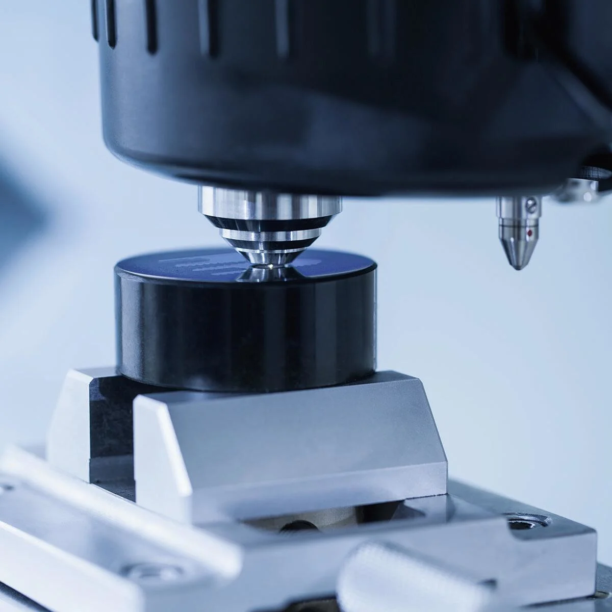 硬度测试机特写。