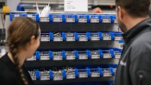 SmartLabel Cloud用于生产区域的货架上。