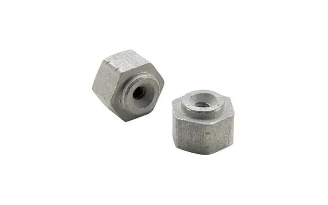 白色背景上的两枚 SMTSO™ 型 microPEM® 表面贴装紧固件(Surface Mount Fasteners),适用于印刷电路板(PCB)应用。