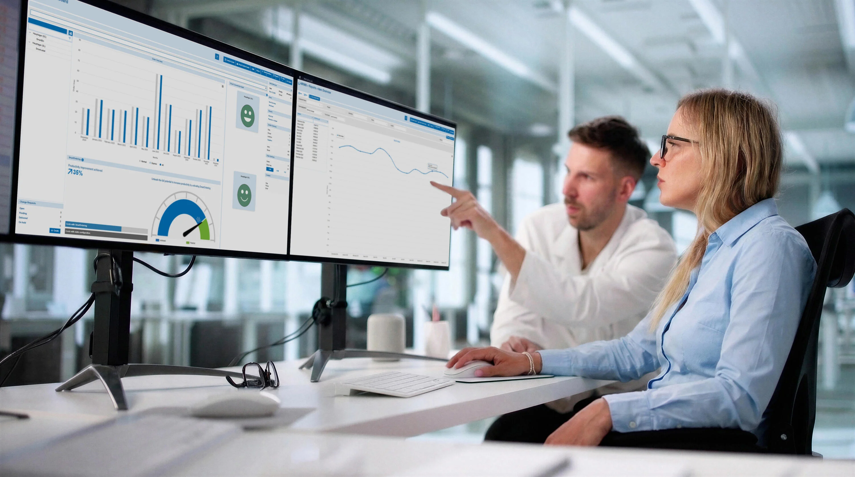 人们在屏幕上讨论材料流动报告