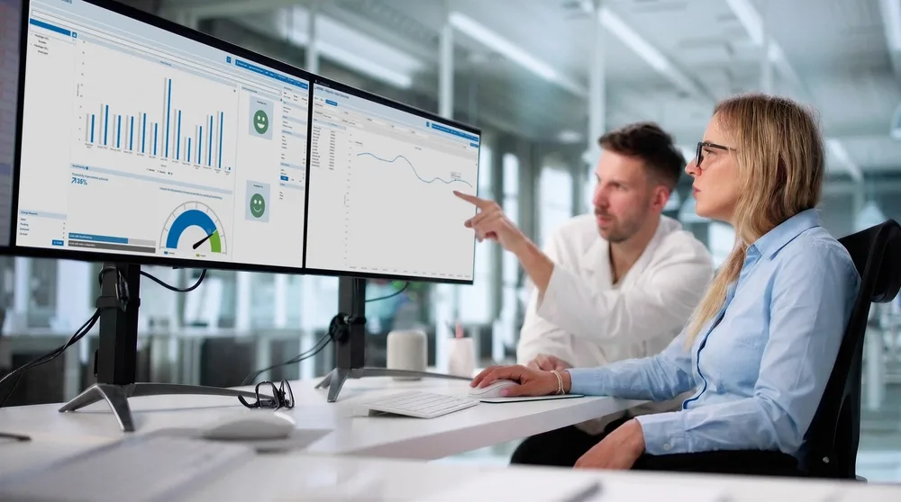 人们在屏幕上讨论材料流动报告