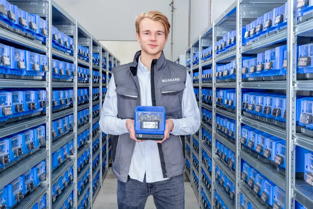 男子站在超市区域手持SmartBin Cloud。