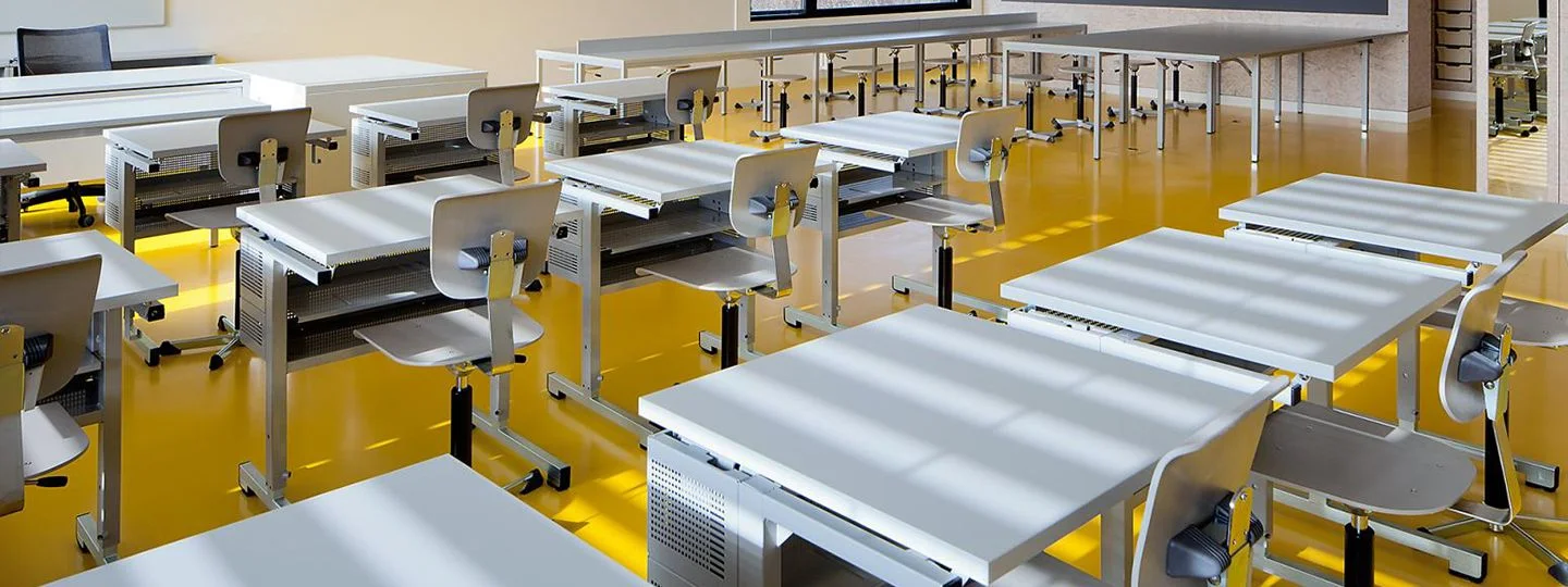 
一个布置良好的教室，展示了各种桌椅，营造出一个适合学习和合作的环境。