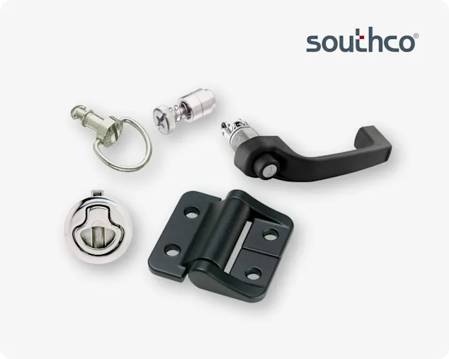 不同Southco准入解决方案的组合,包括DZUS四分之一转紧固件、把手、金属固定螺钉和塑料铰链。