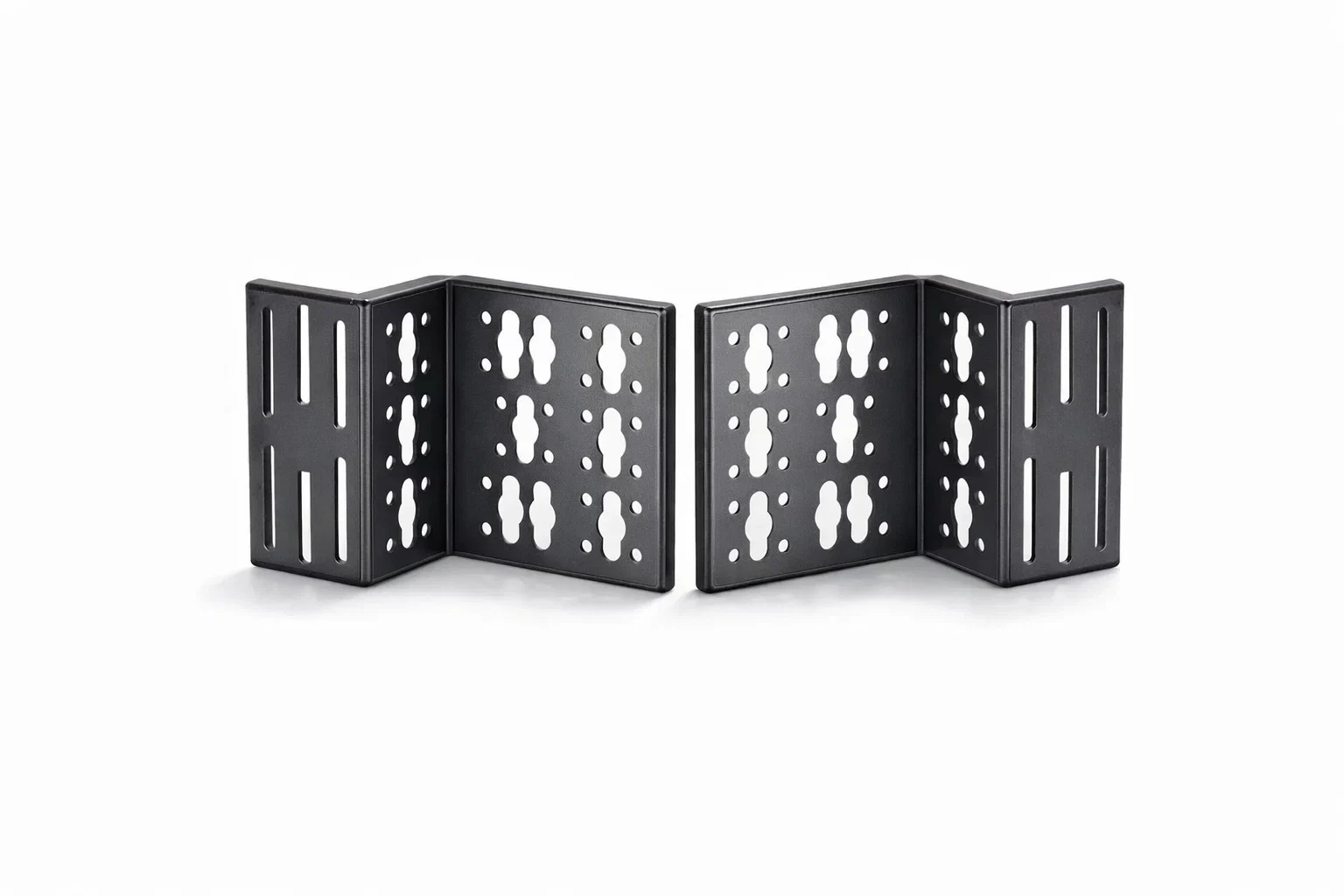 白色背景上的两块黑色金属手风琴式折叠面板，带有槽孔和几何图案的装饰性开孔设计。