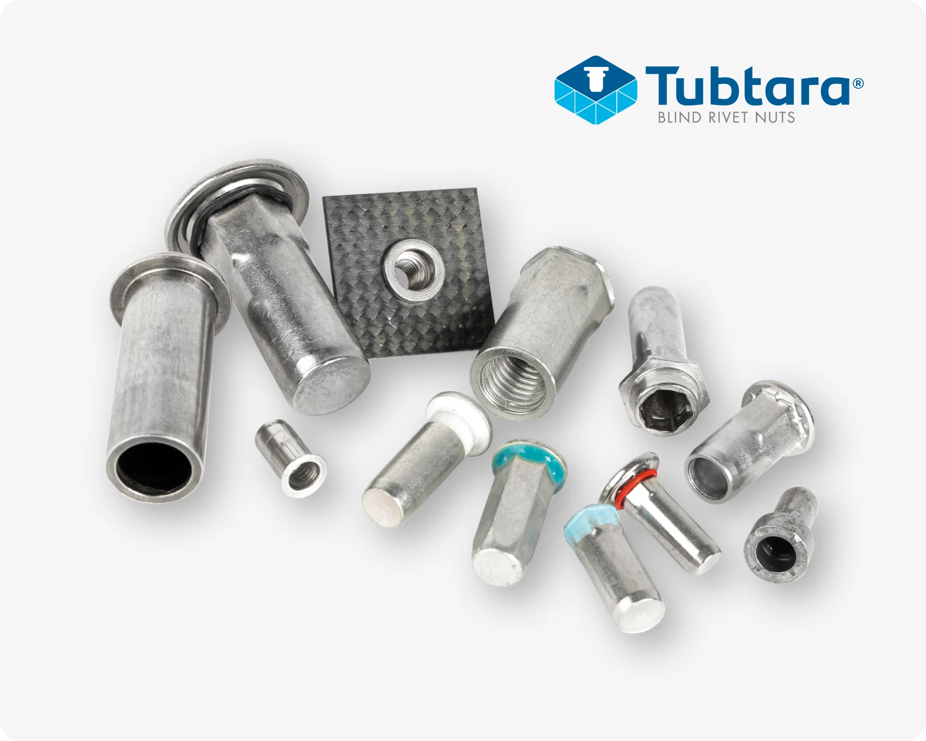 一组不同的Tubtara铆螺母，包括开口和闭口铆螺母，以及带有头下密封的铆螺母。