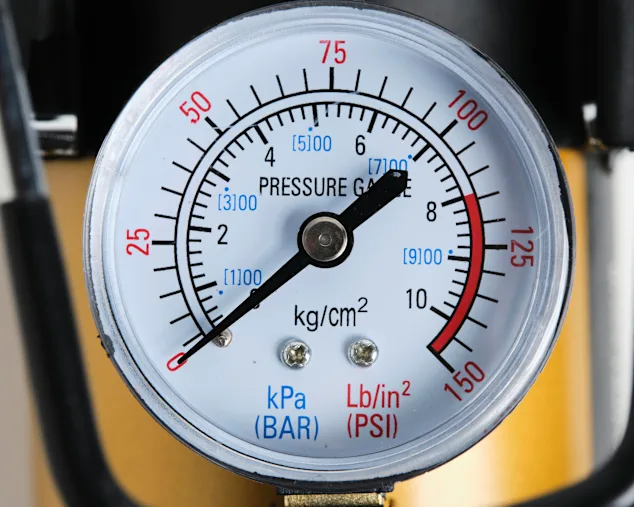 Scale of a pressure gauge in bar and psi