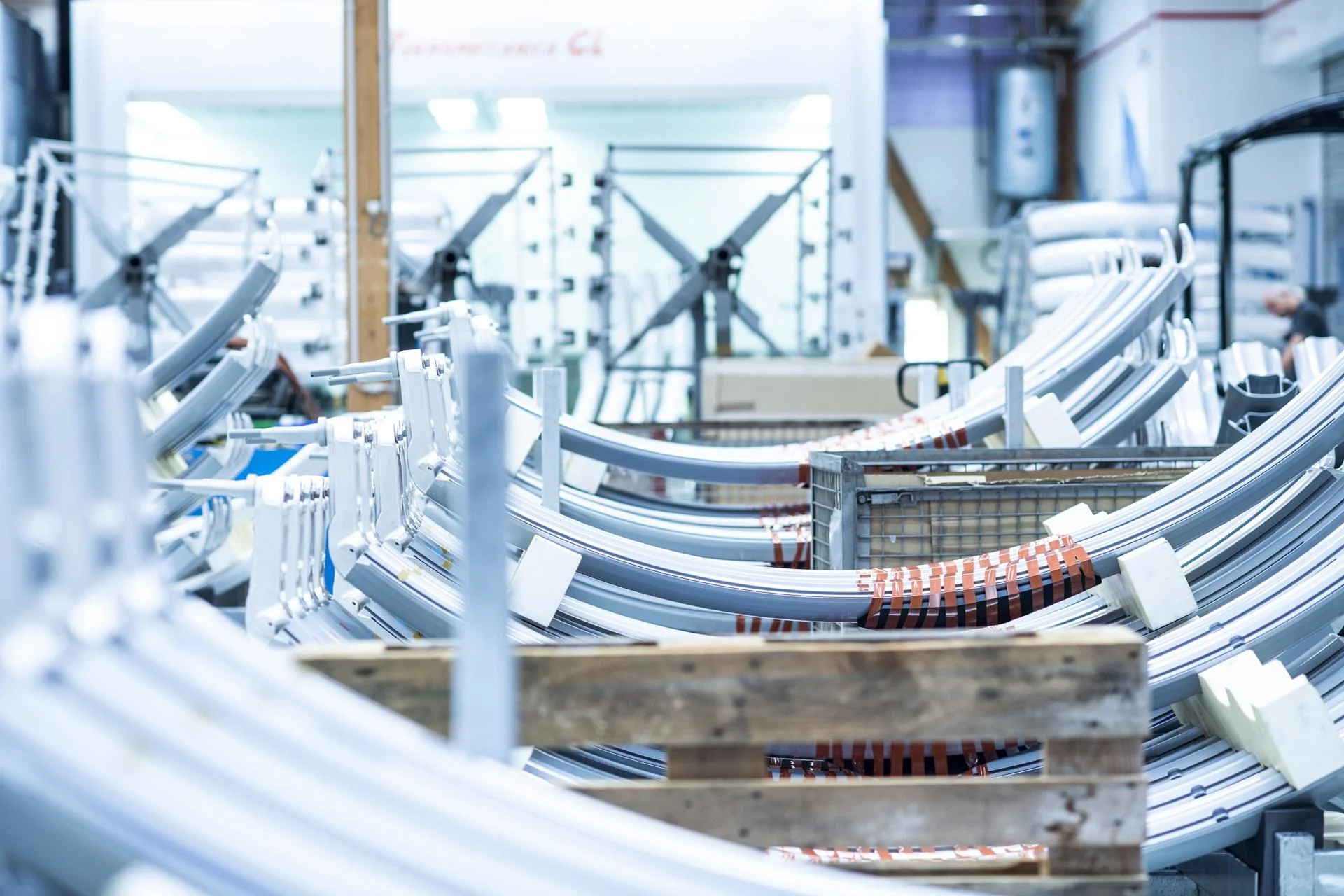 查看包含半成品的仓库内部,包括缆车车厢的各种组件。