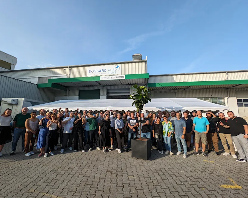 Team picture of Bossard Aerospace in front of the warehouse building