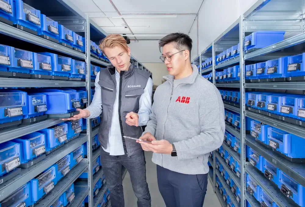 车间人员正在移动设备上检查库存清单