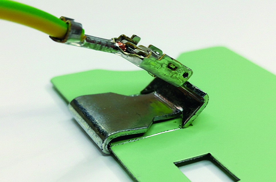 Flat receptacles with locking mechanisms, providing high tensile strength and vibration resistance