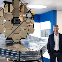 Daniel Bossard与詹姆斯·韦伯太空望远镜(JWST)1:4比例模型在Zug的@Bossard