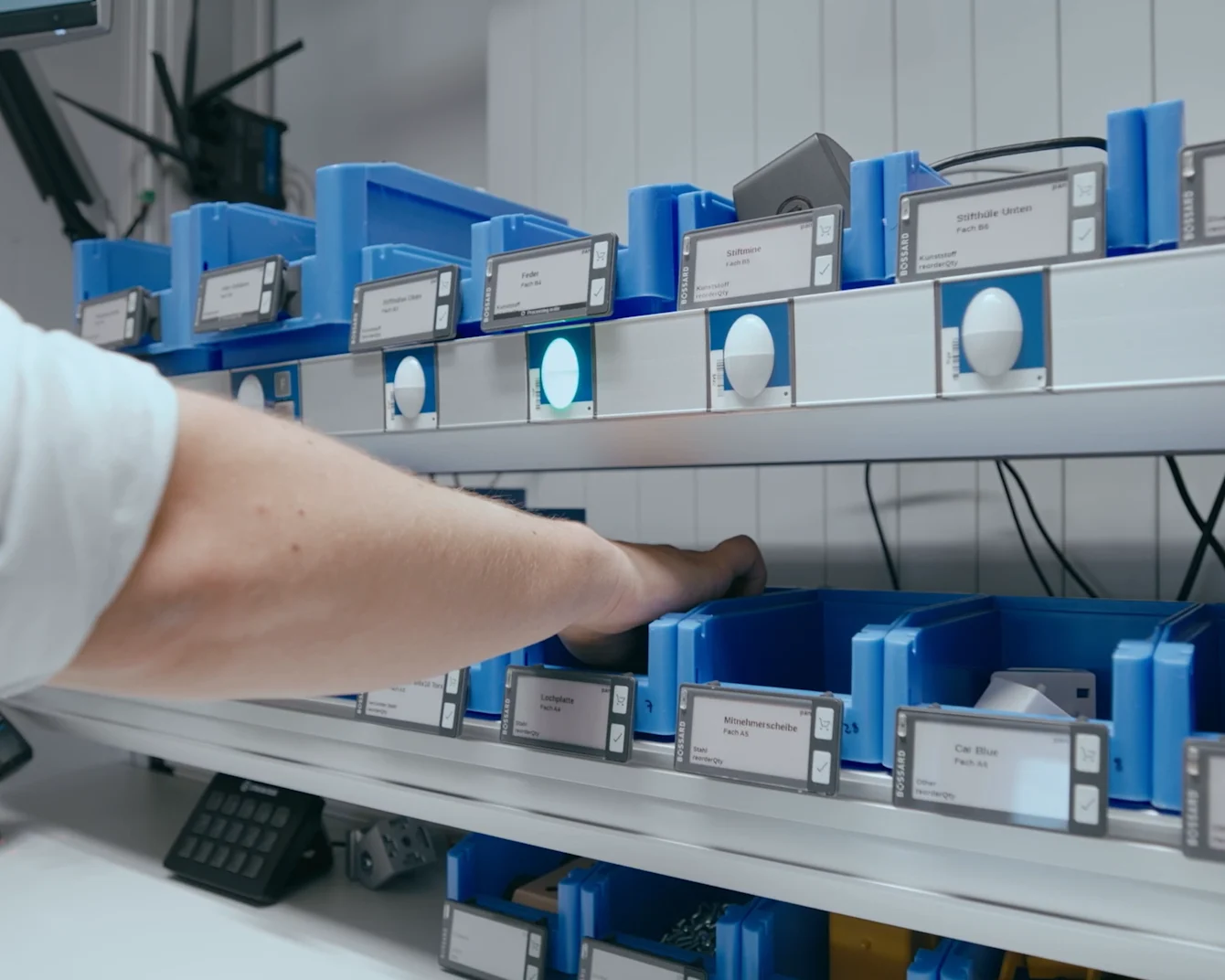 Worker Guidance with Pick-to-Light