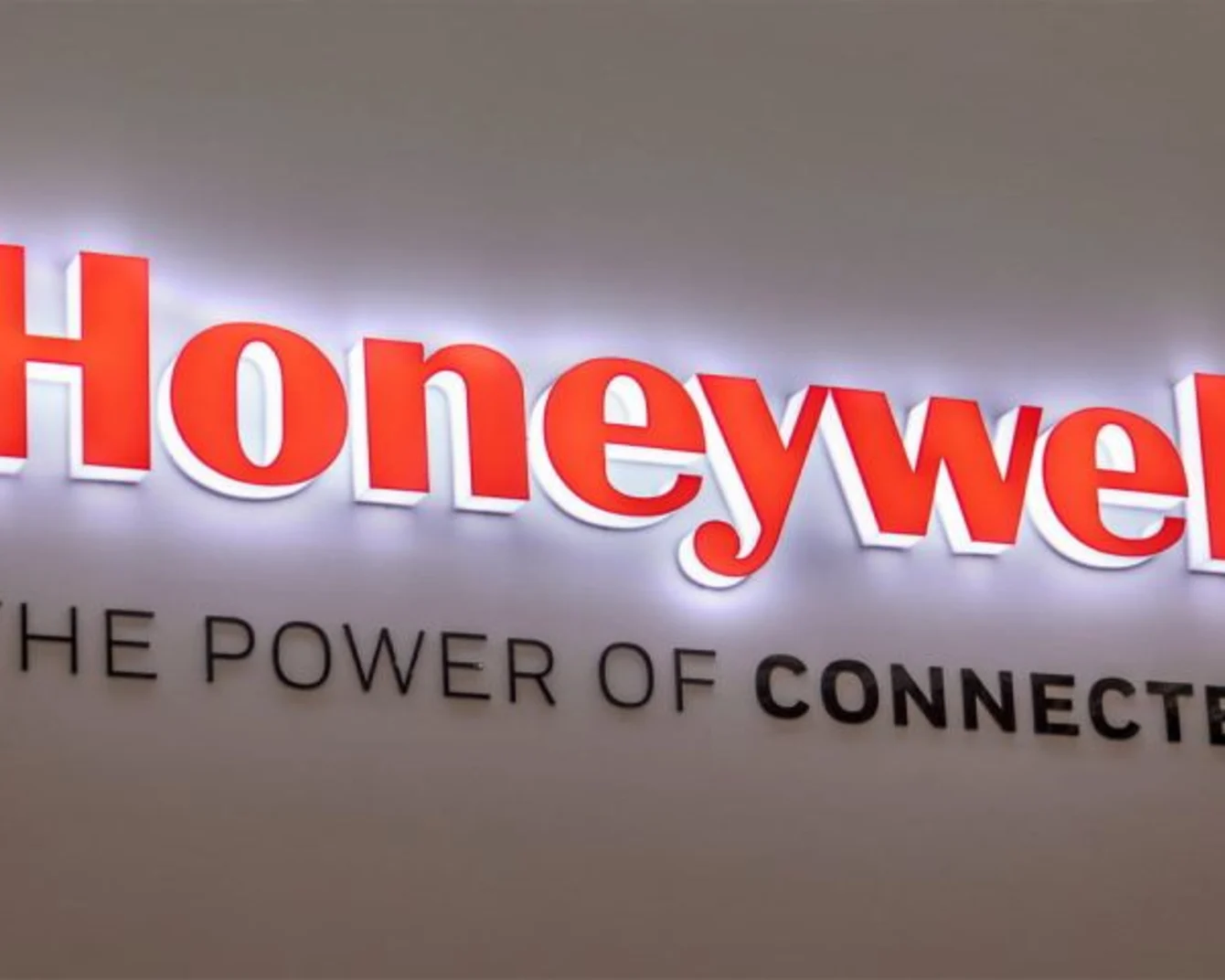 墙上的发光标志 "Honeywell The Power of Connected"