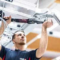 一个男人使用智能工具将螺钉拧入铝材中。