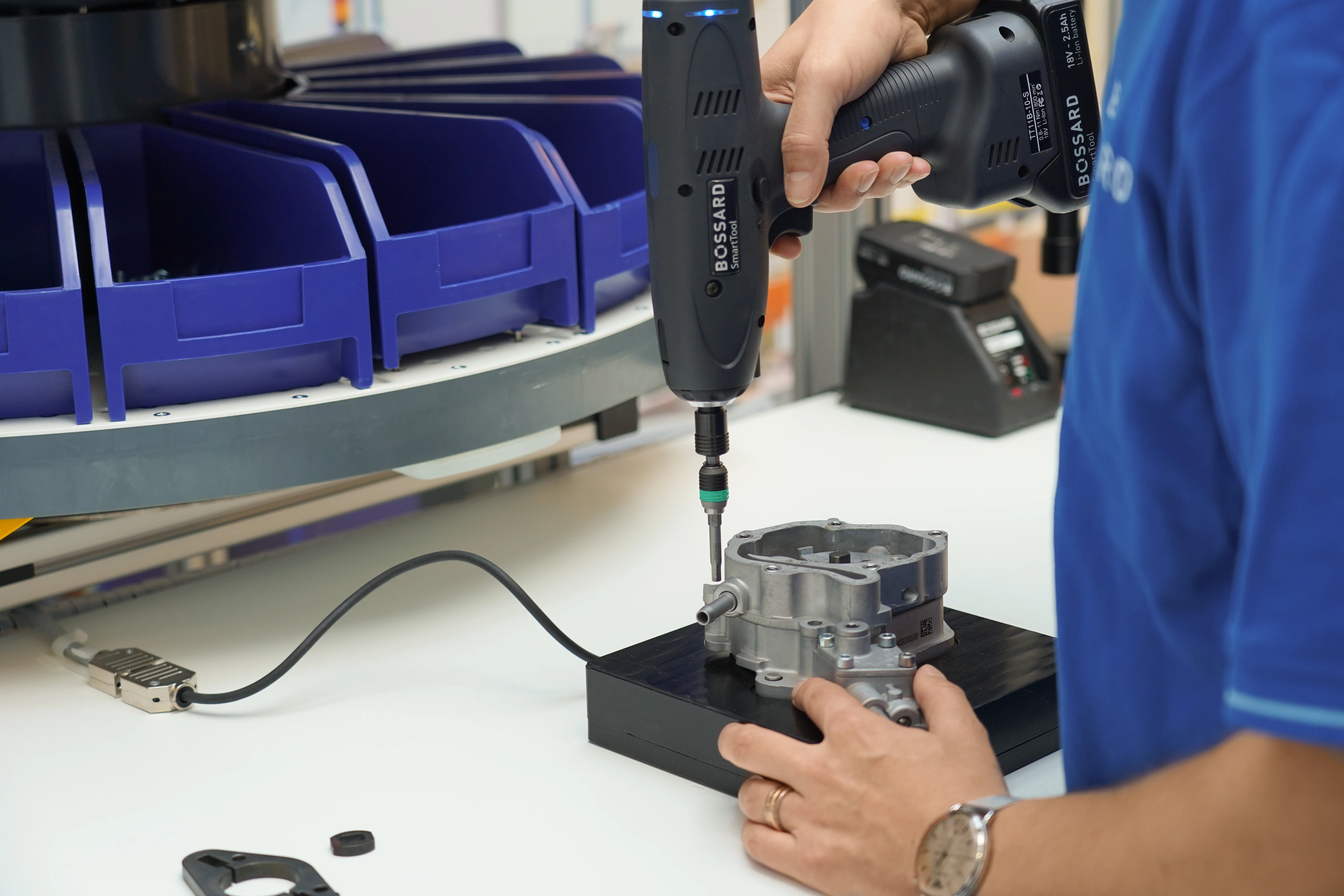 装配站配备智能装配工具和系统