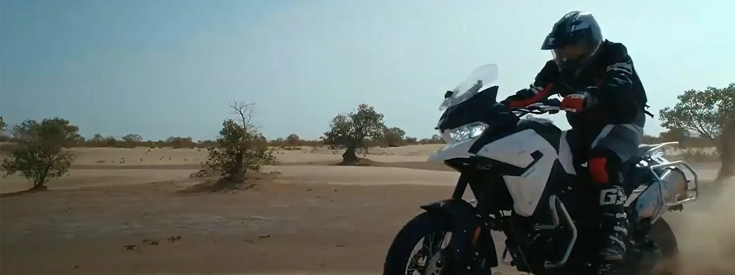 沙漠中的摩托车手