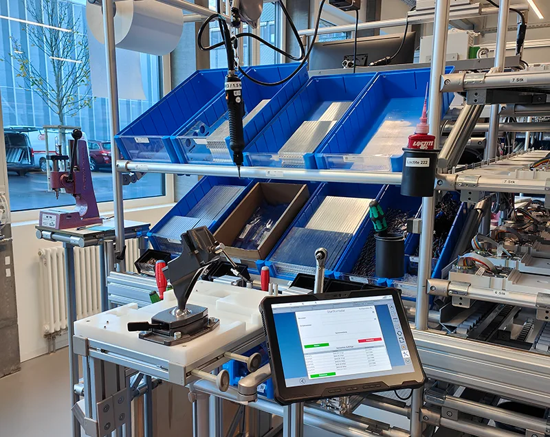 Smart Factory Assembly mounting system - Tablet with digital assembly instructions and intelligent screwdriver