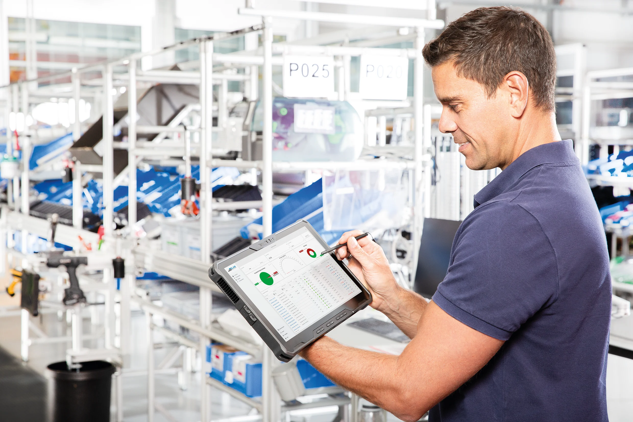 智能工厂装配人员手持平板电脑查看实时装配数据仪表盘-Bossard柏中