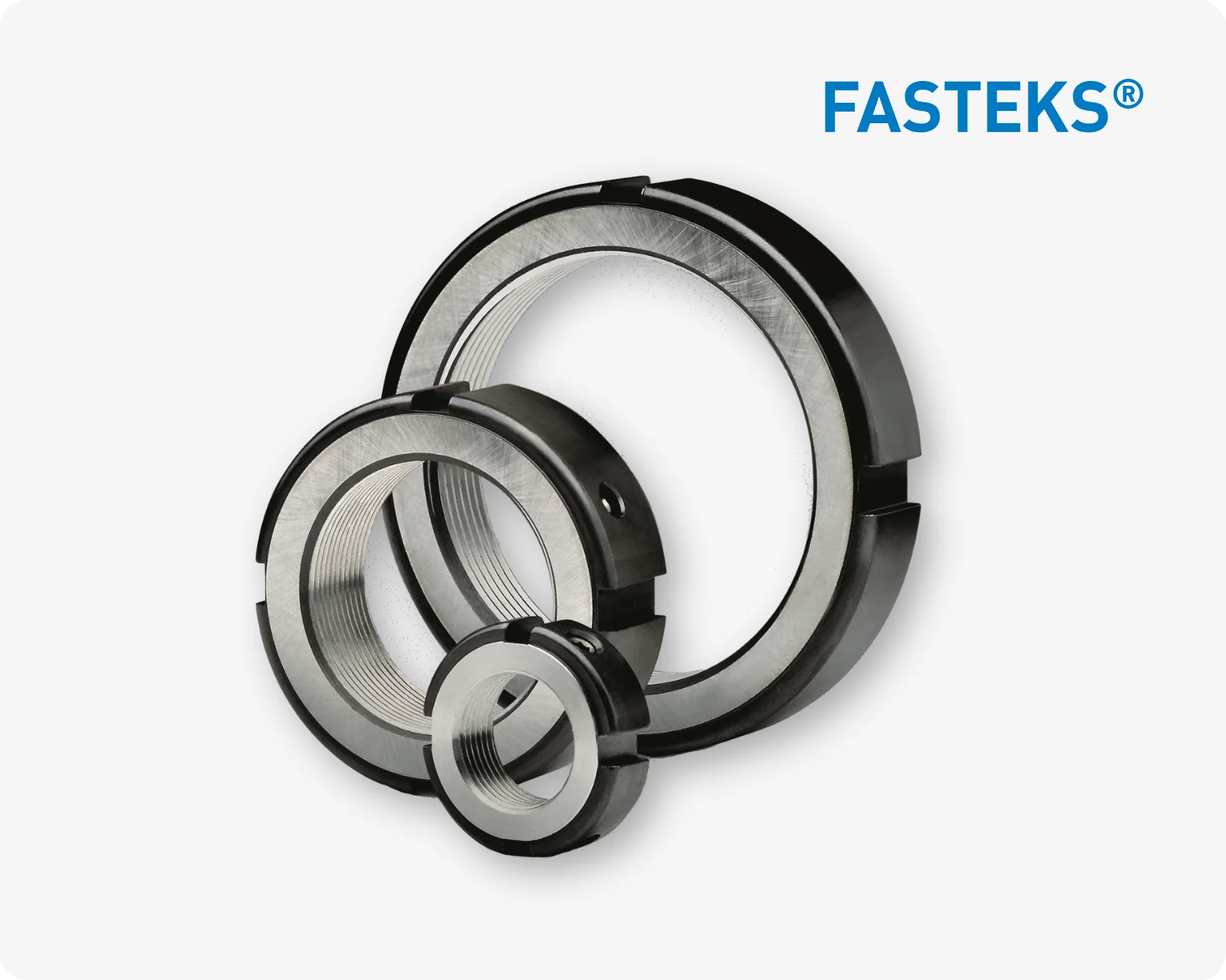 三种不同尺寸的FASTEKS Precisko高精度锁紧螺母在浅灰色背景上。