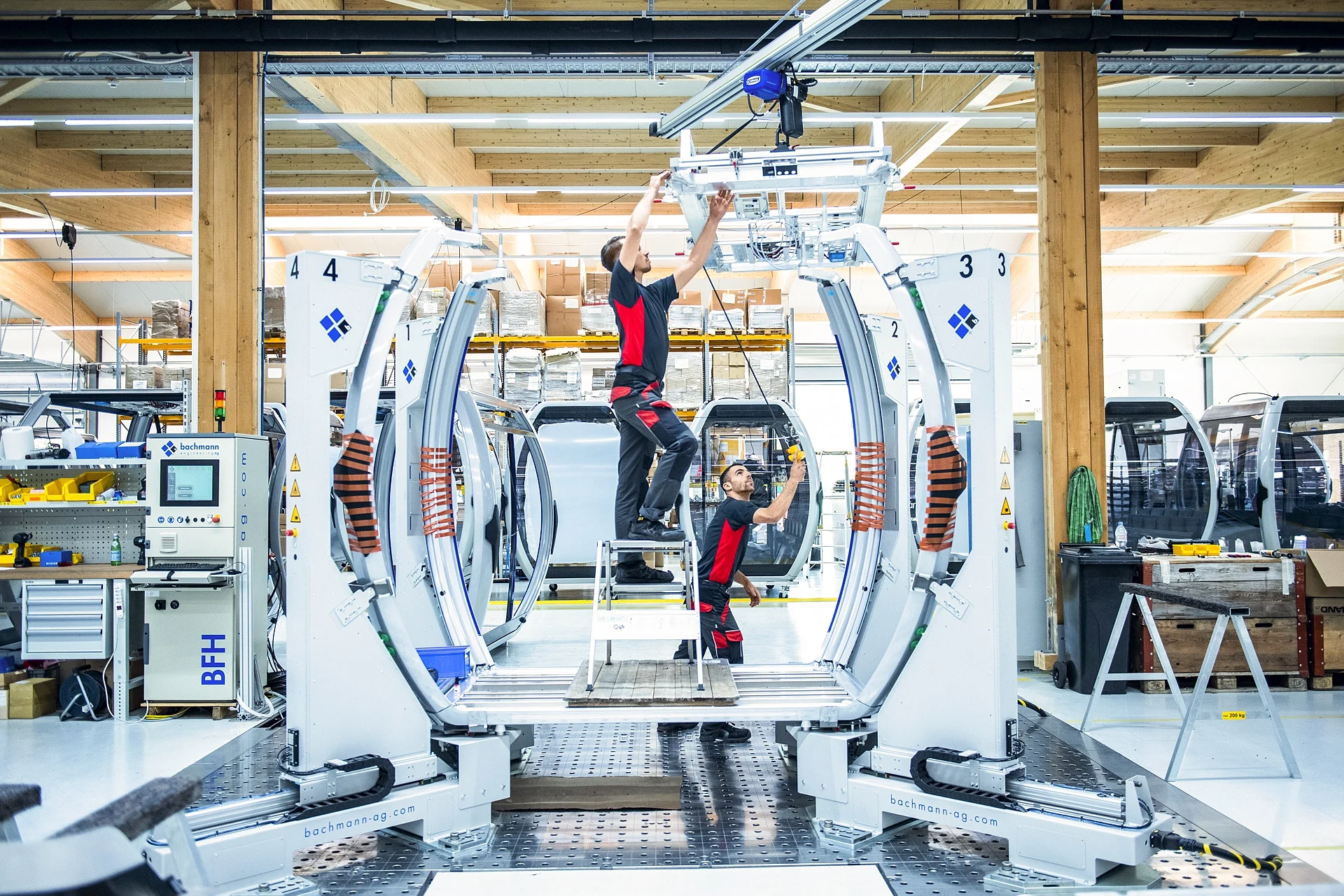 全景展示一间小屋,一名工人在拧紧支架。