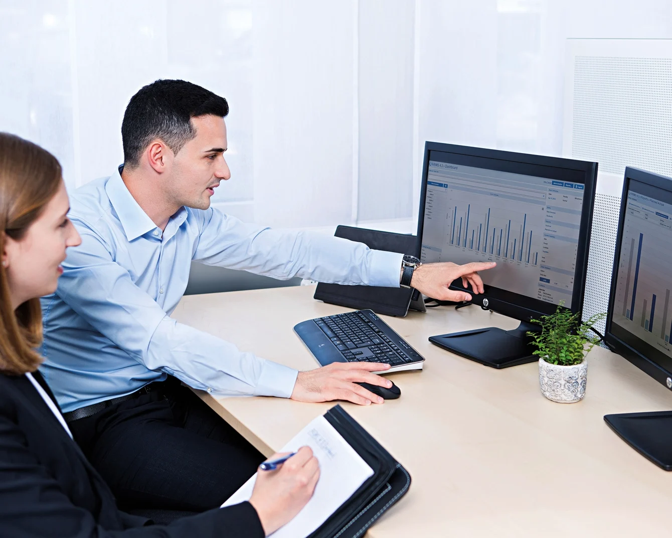 人们在屏幕上讨论材料流动报告