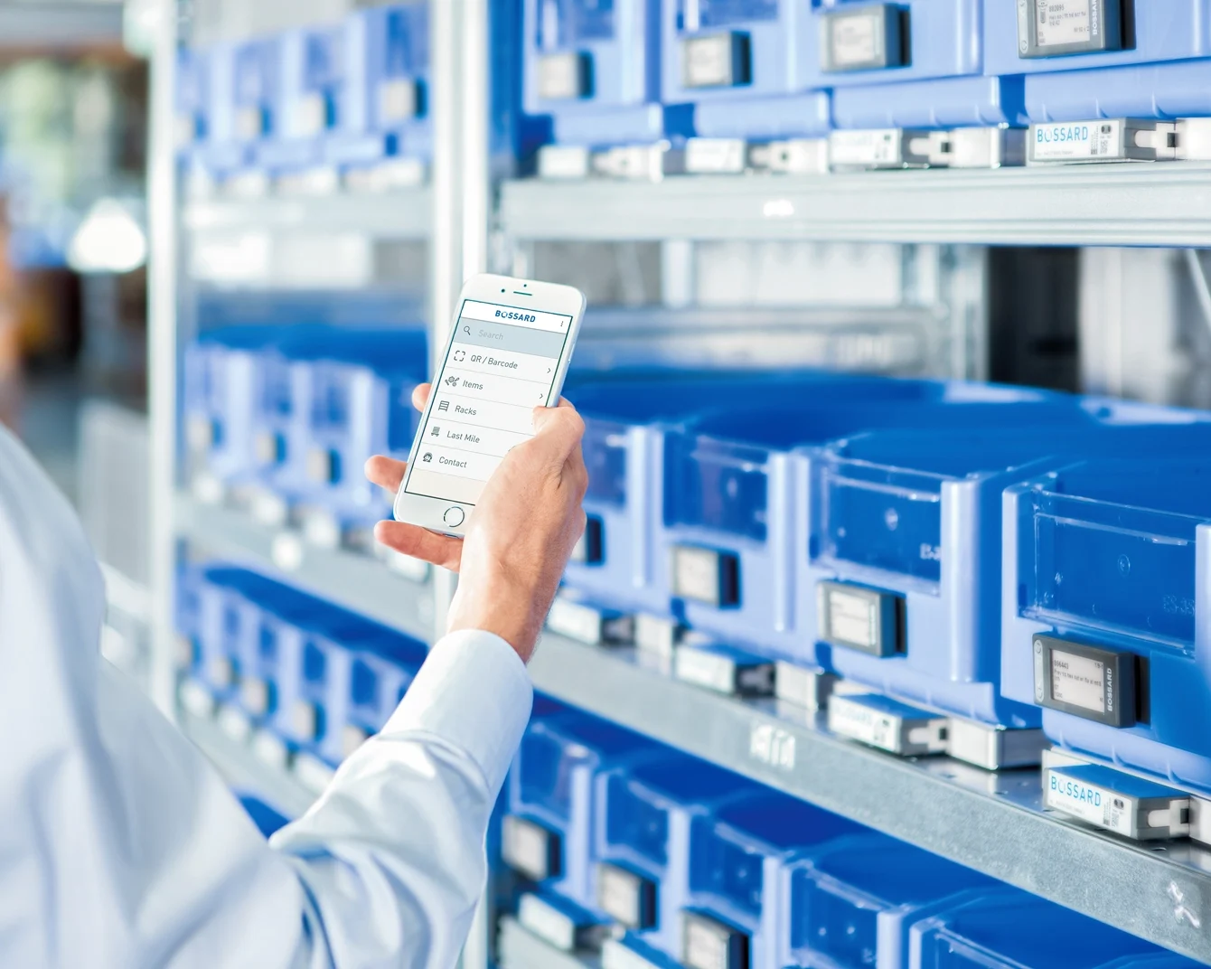 车间人员正在移动设备上检查库存清单