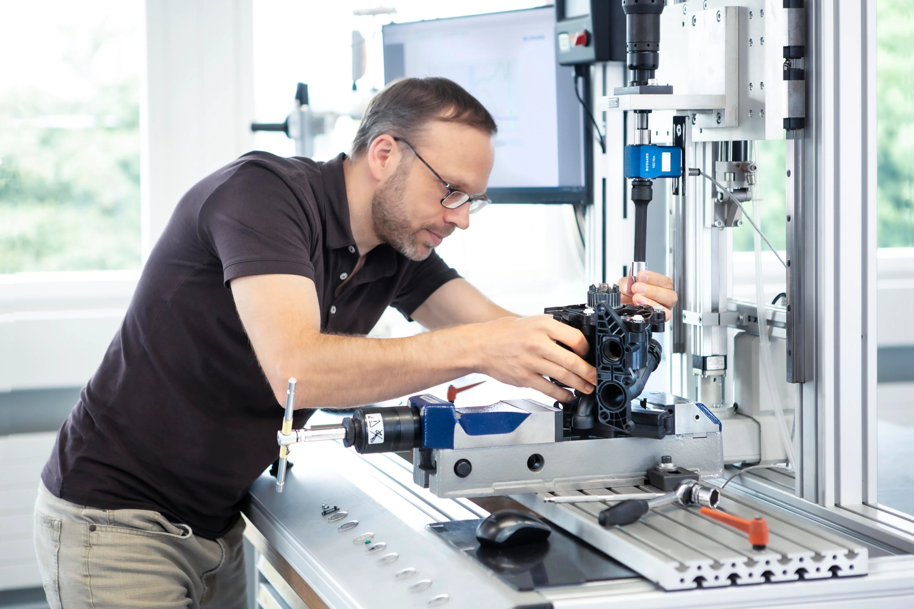An engineer in the test lab is preparing an application for torque analysis.